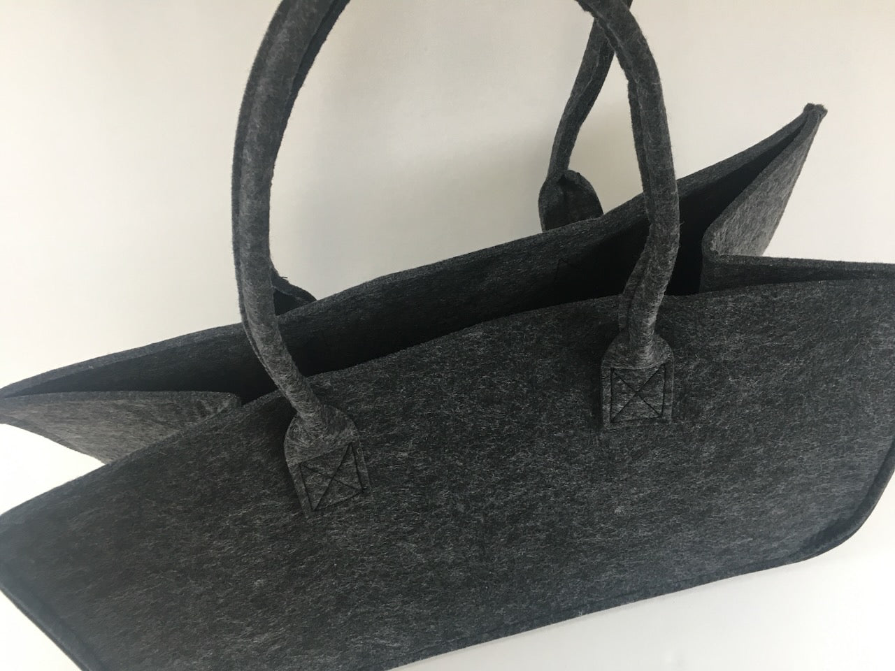 Tasche für Kaminholz aus dunkelgrauem Filz 50x25x25cm