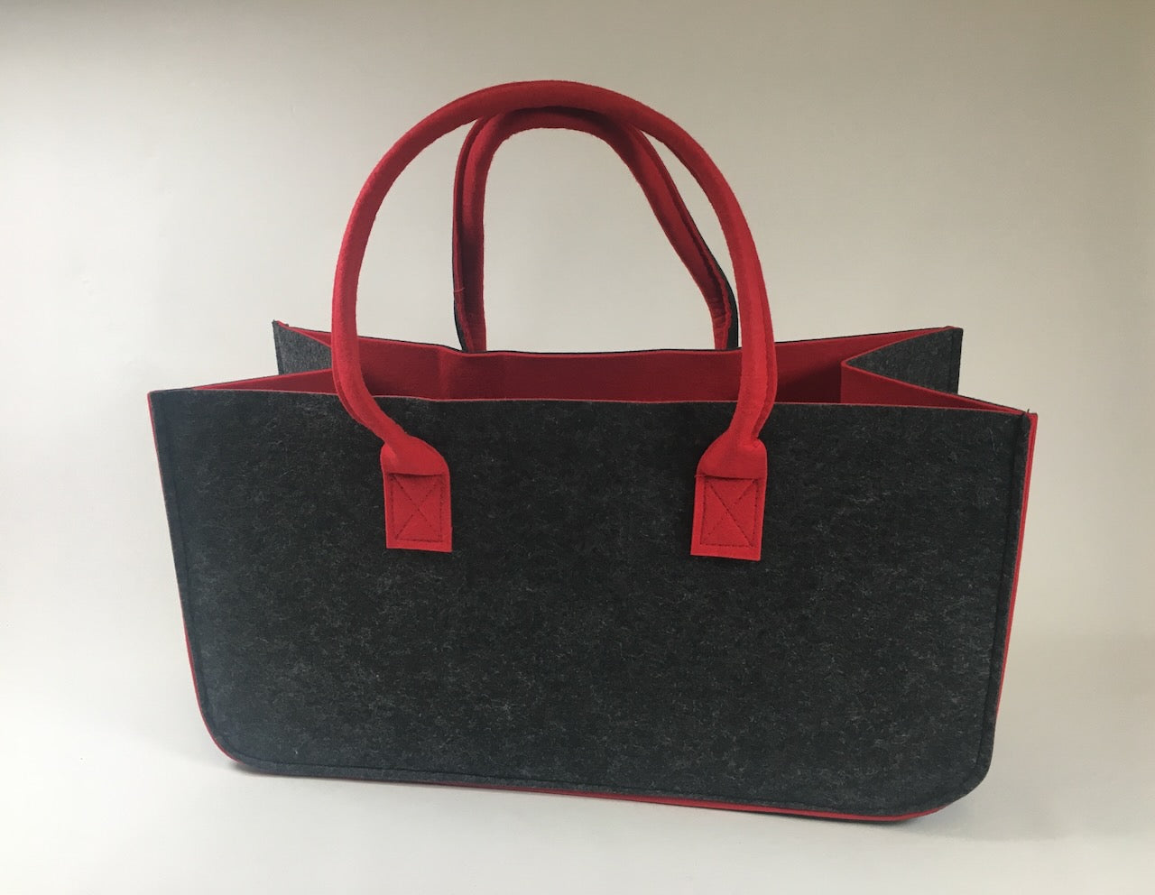 Tasche für Kaminholz aus dunkelgrauem/rotem Filz 50x25x25cm